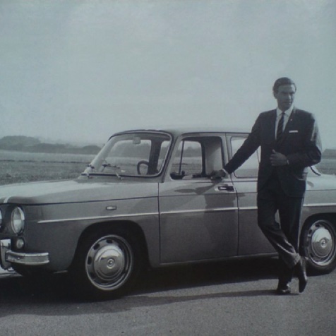 Jim pose en costume devant la R8 Gordini